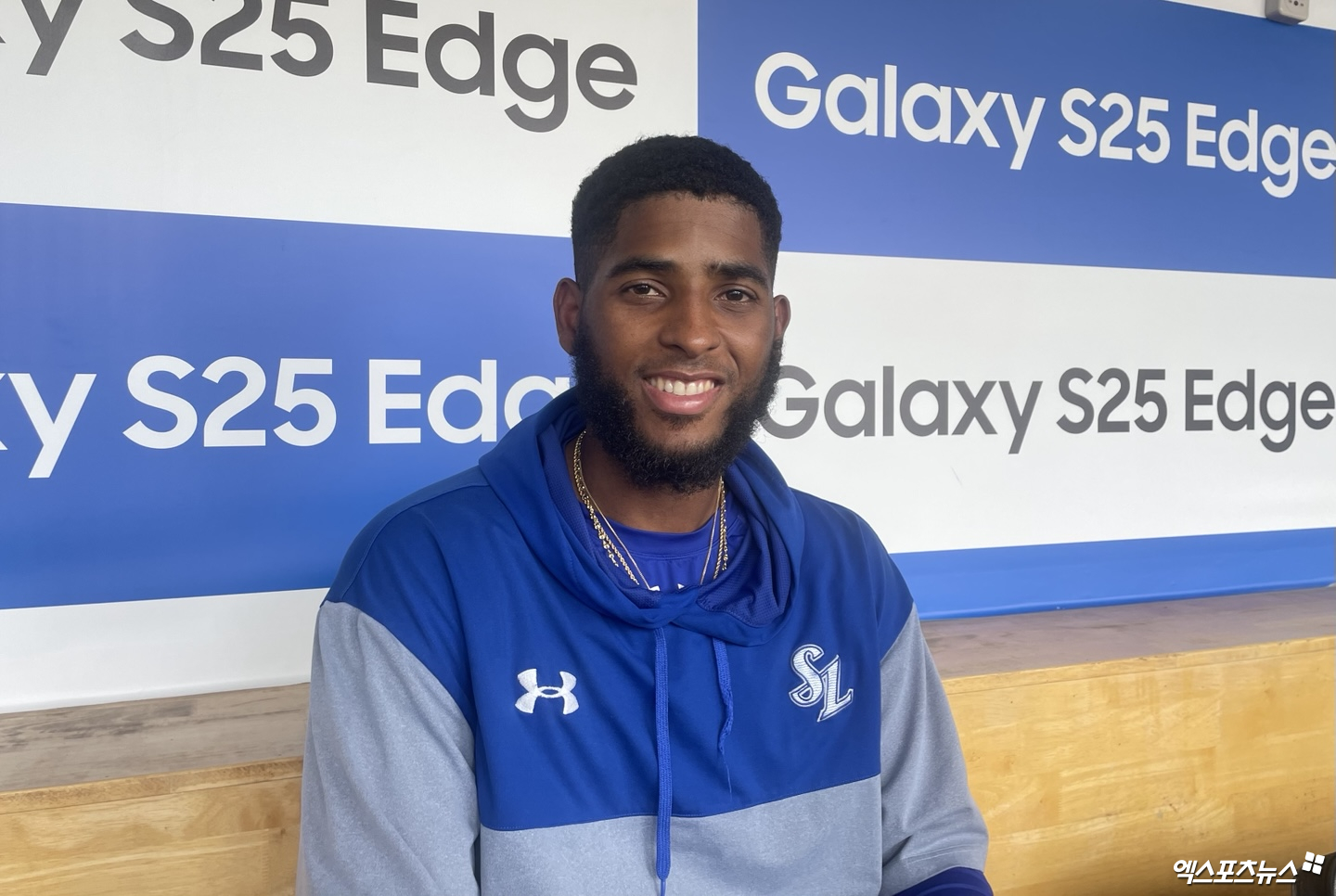 삼성 라이온즈 르윈 디아즈가 4일 대구 삼성라이온즈파크에서 열린 2025 신한 SOL Bank KBO리그 LG 트윈스전을 앞두고 취재진과 인터뷰에 응하고 있다. 엑스포츠뉴스 대구, 김유민 기자