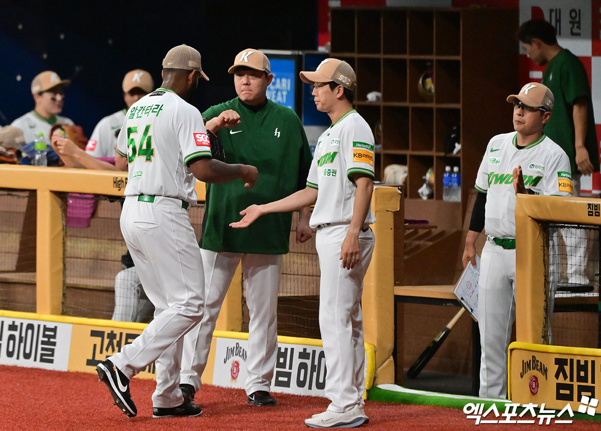 키움 히어로즈는 4일 서울 고척스카이돔에서 2025 신한 SOL Bank KBO리그 한화 이글스와의 홈경기에서 경기 개시 직후인 오후 6시 41분 시즌 17번째 1만6000석 전 좌석 매진을 기록, 7경기 연속 매진을 달성했다. 고척, 김한준 기자