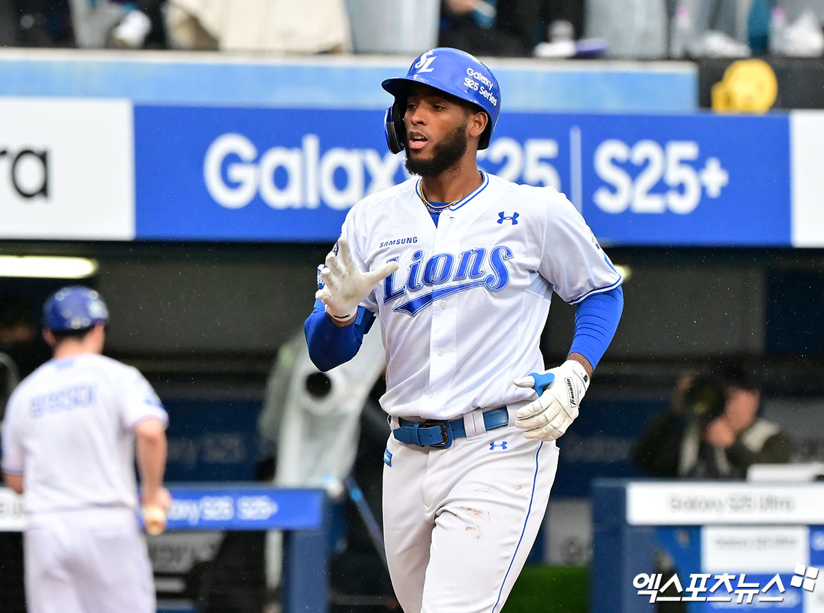 ​​​지난 4월 5일 오후 대구삼성라이온즈파크에서 열린 '2025 신한 SOL Bank KBO리그' 한화 이글스와 삼성 라이온즈의 경기, 6회말 삼성 디아즈가 솔로 홈런을 날린 후 그라운드를 돌고 있다. 엑스포츠뉴스 DB