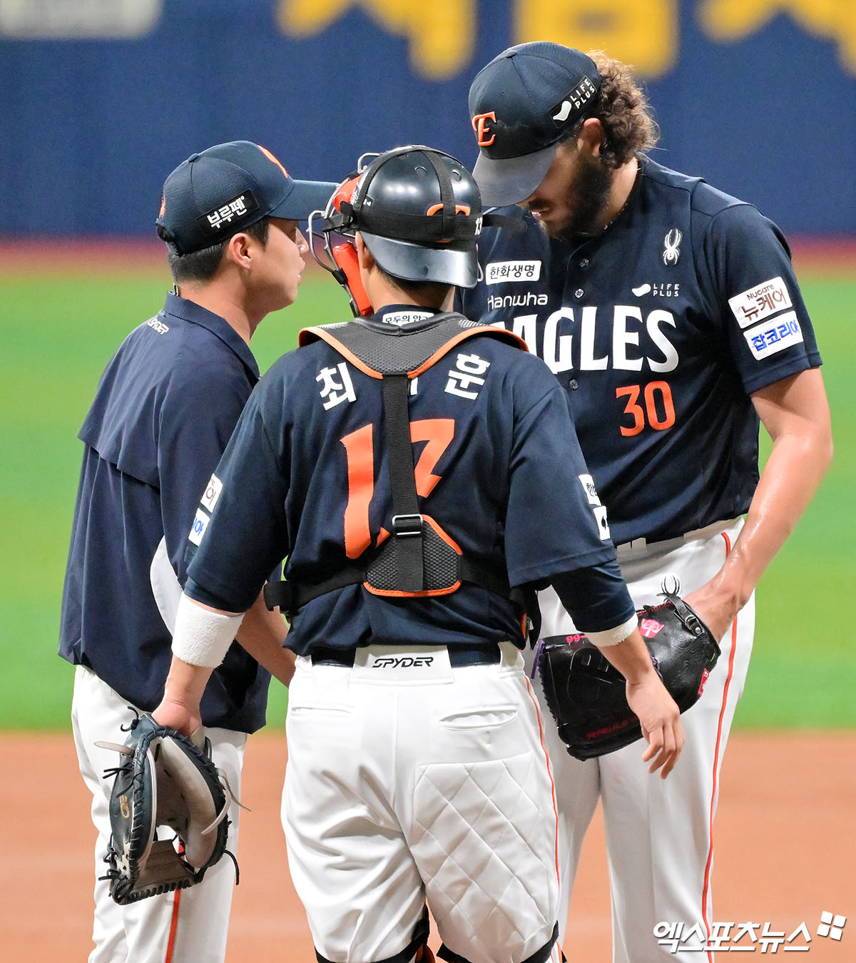 키움 히어로즈는 4일 서울 고척스카이돔에서 2025 신한 SOL Bank KBO리그 한화 이글스와의 홈경기에서 경기 개시 직후인 오후 6시 41분 시즌 17번째 1만6000석 전 좌석 매진을 기록, 7경기 연속 매진을 달성했다. 고척, 김한준 기자