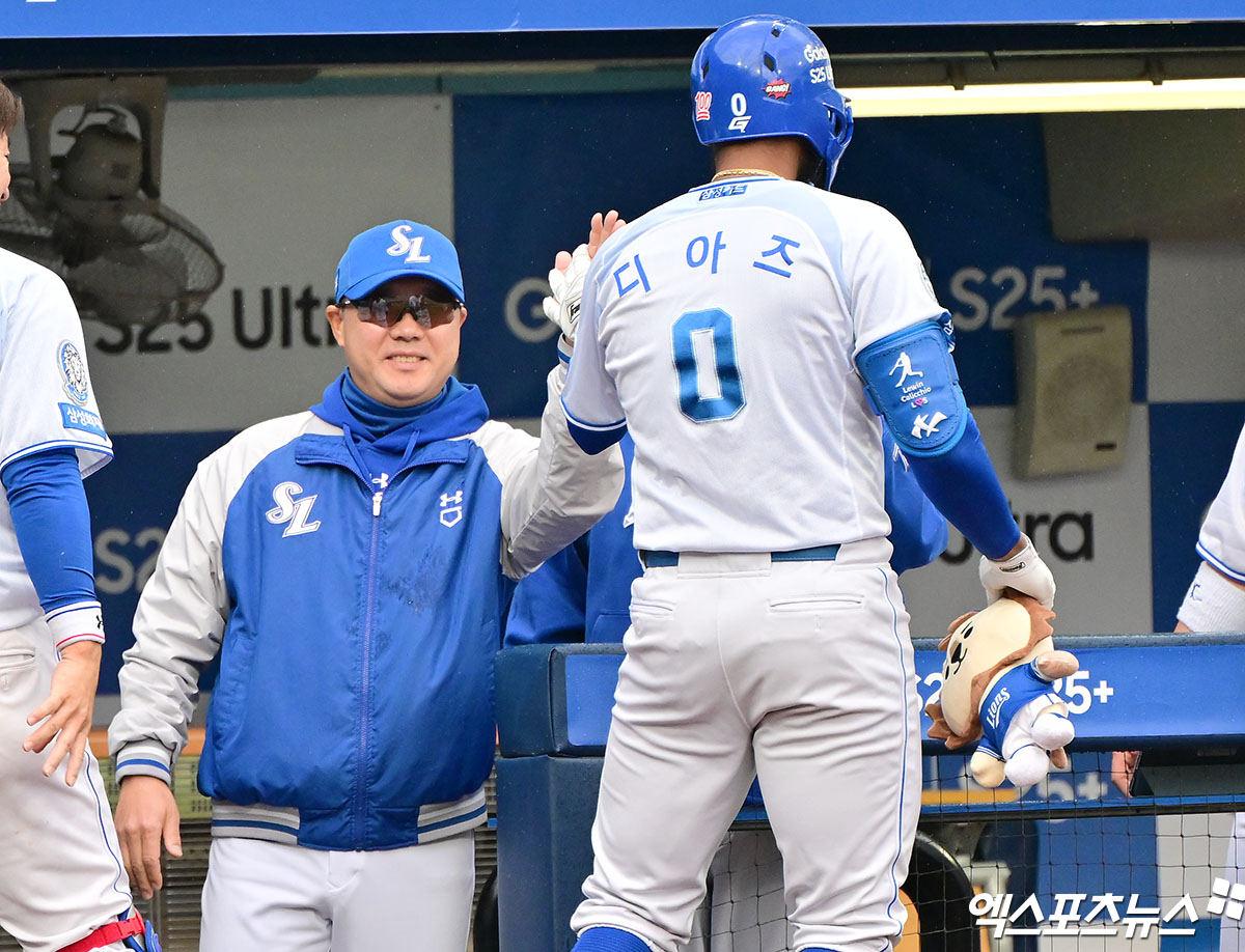 지난 4월 5일 오후 대구삼성라이온즈파크에서 열린 '2025 신한 SOL Bank KBO리그' 한화 이글스와 삼성 라이온즈의 경기, 6회말 삼성 디아즈가 솔로 홈런을 날린 후 박진만 감독과 하이파이브를 하고 있다. 엑스포츠뉴스 DB