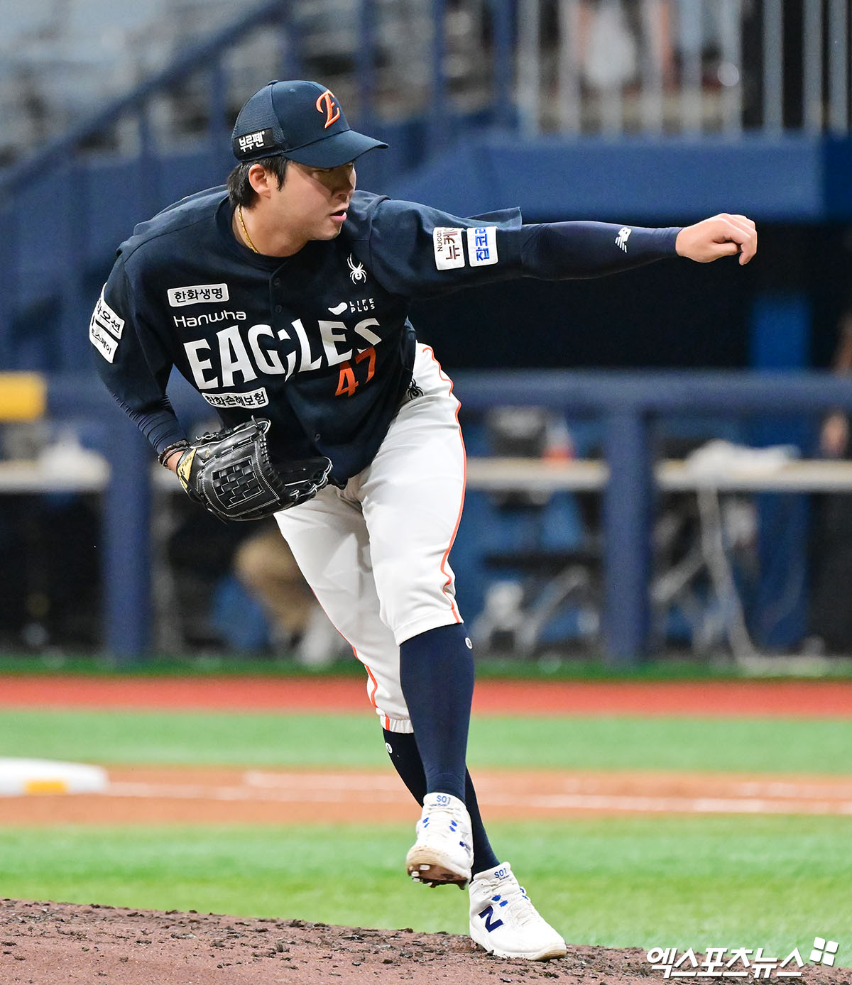 4일 오후 서울 구로구 고척스카이돔에서 열린 '2025 신한 SOL Bank KBO리그' 한화 이글스와 키움 히어로즈의 경기, 8회말 한화 김범수가 공을 힘차게 던지고 있다. 고척, 김한준 기자