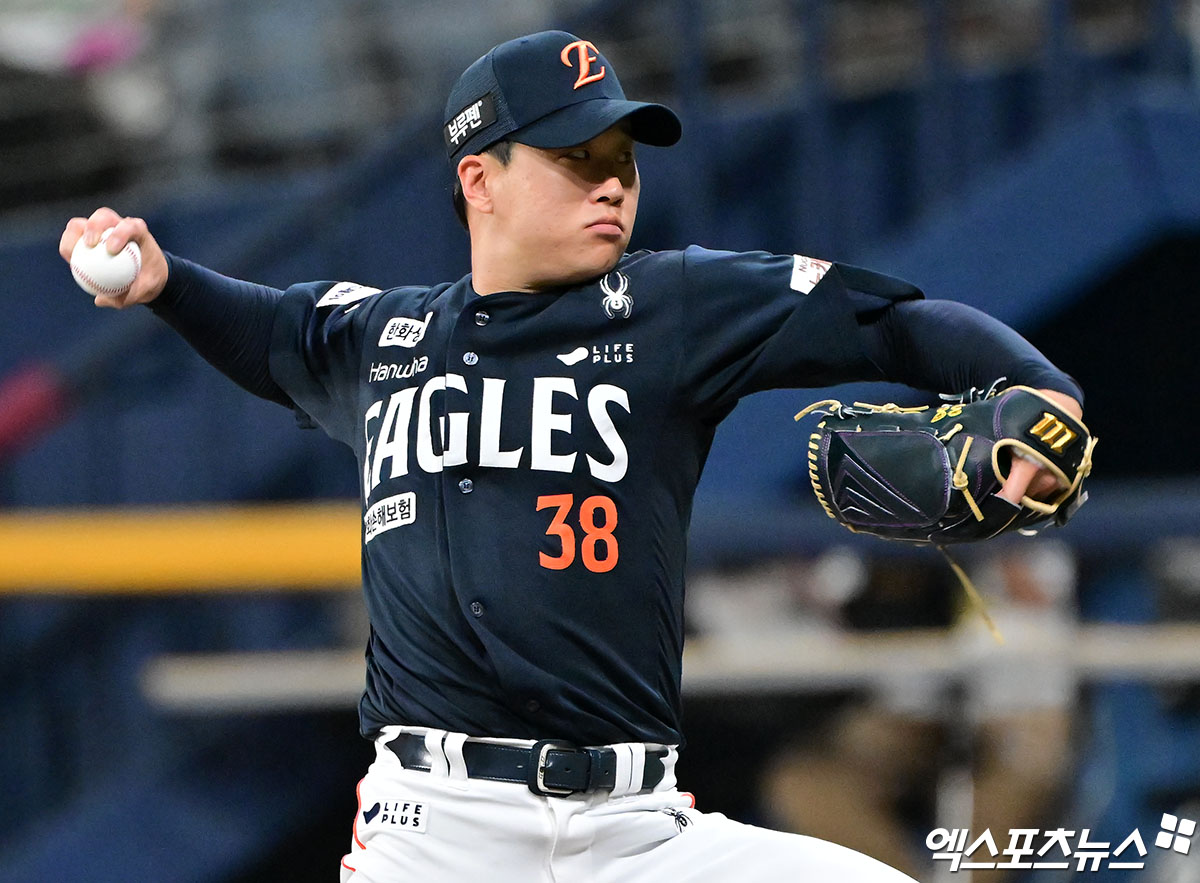 4일 오후 서울 구로구 고척스카이돔에서 열린 '2025 신한 SOL Bank KBO리그' 한화 이글스와 키움 히어로즈의 경기, 8회말 2사 한화 김종수가 공을 힘차게 던지고 있다. 고척, 김한준 기자