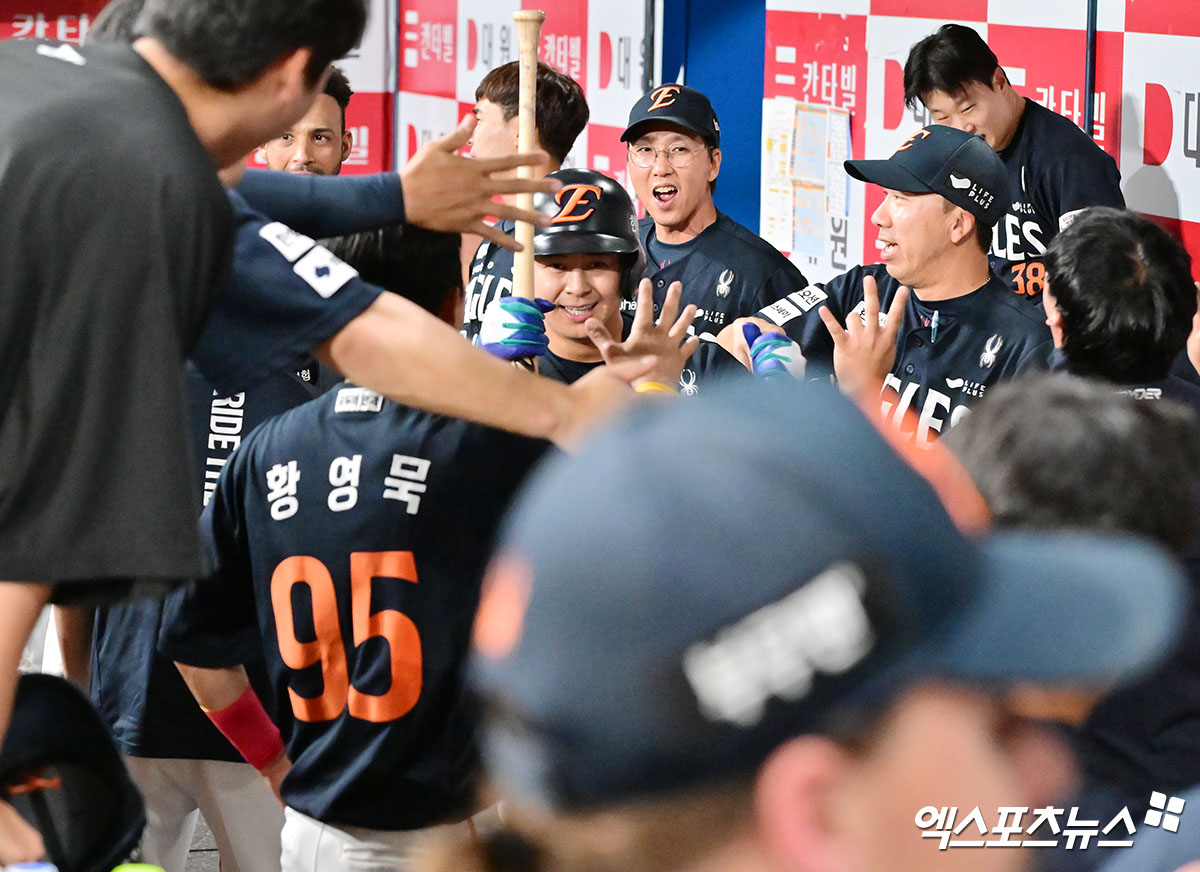 4일 오후 서울 구로구 고척스카이돔에서 열린 '2025 신한 SOL Bank KBO리그' 한화 이글스와 키움 히어로즈의 경기, 9회초 1사 한화 노시환이 솔로 홈런을 날린 후 더그아웃에서 축하를 받고 있다. 고척, 김한준 기자