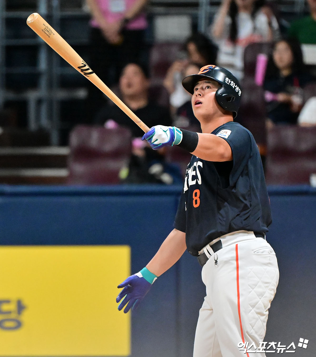 4일 오후 서울 구로구 고척스카이돔에서 열린 '2025 신한 SOL Bank KBO리그' 한화 이글스와 키움 히어로즈의 경기, 9회초 1사 한화 노시환이 솔로 홈런을 날리고 있다. 고척, 김한준 기자