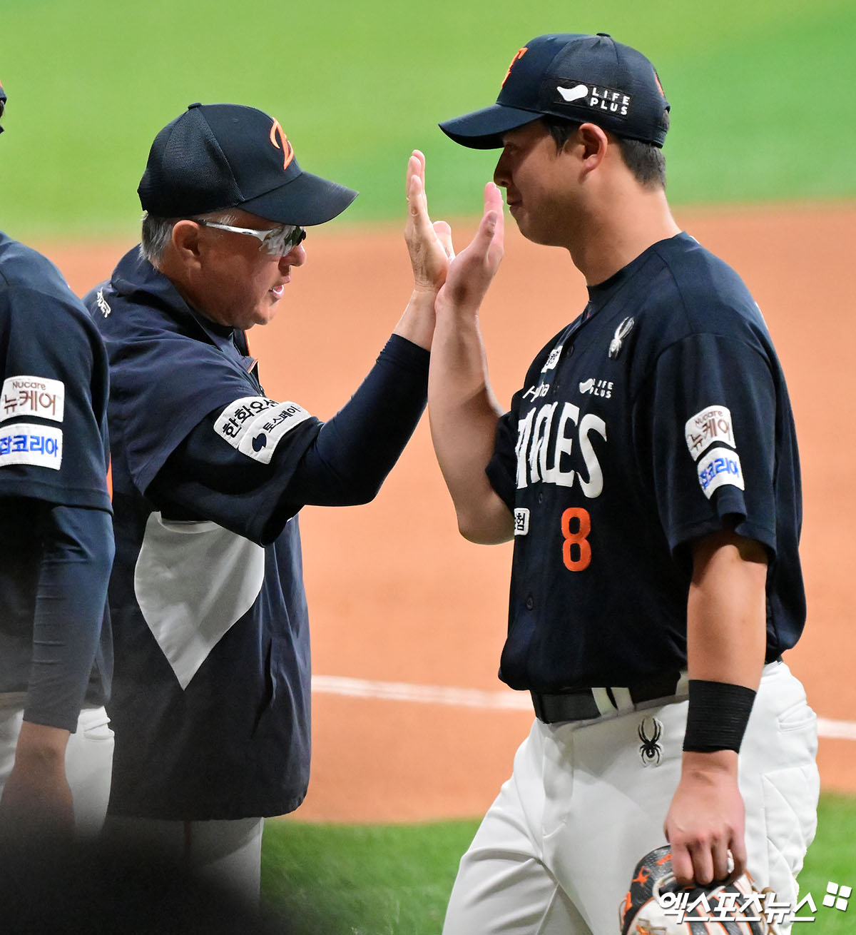 4일 오후 서울 구로구 고척스카이돔에서 열린 '2025 신한 SOL Bank KBO리그' 한화 이글스와 키움 히어로즈의 경기, 한화가 노시환의 결승 홈런에 힘입어 키움에 2:1 승리를 거뒀다. 이날 경기에서 승리한 한화 김경문 감독이 노시환과 하이파이브를 하고 있다. 고척, 김한준 기자