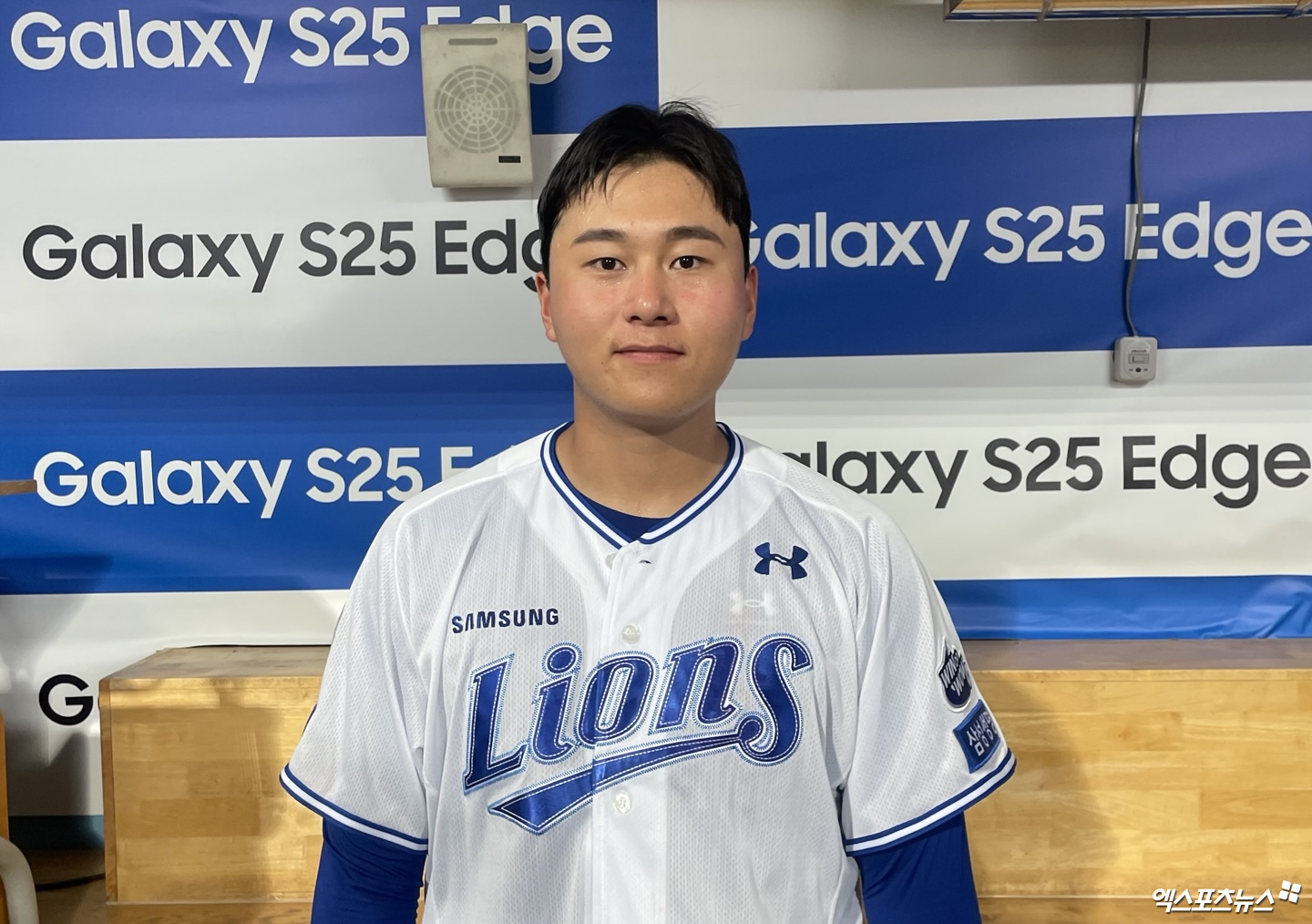 삼성 라이온즈 좌완 이승현이 4일 대구 삼성라이온즈파크에서 열린 2025 신한 SOL Bank KBO리그 LG 트윈스와 홈경기에서 8⅓이닝 1피안타(1피홈런) 3사사구 6탈삼진 1실점 인생투를 선보인 뒤 취재진과 인터뷰에 응하고 있다. 엑스포츠뉴스 대구, 김유민 기자