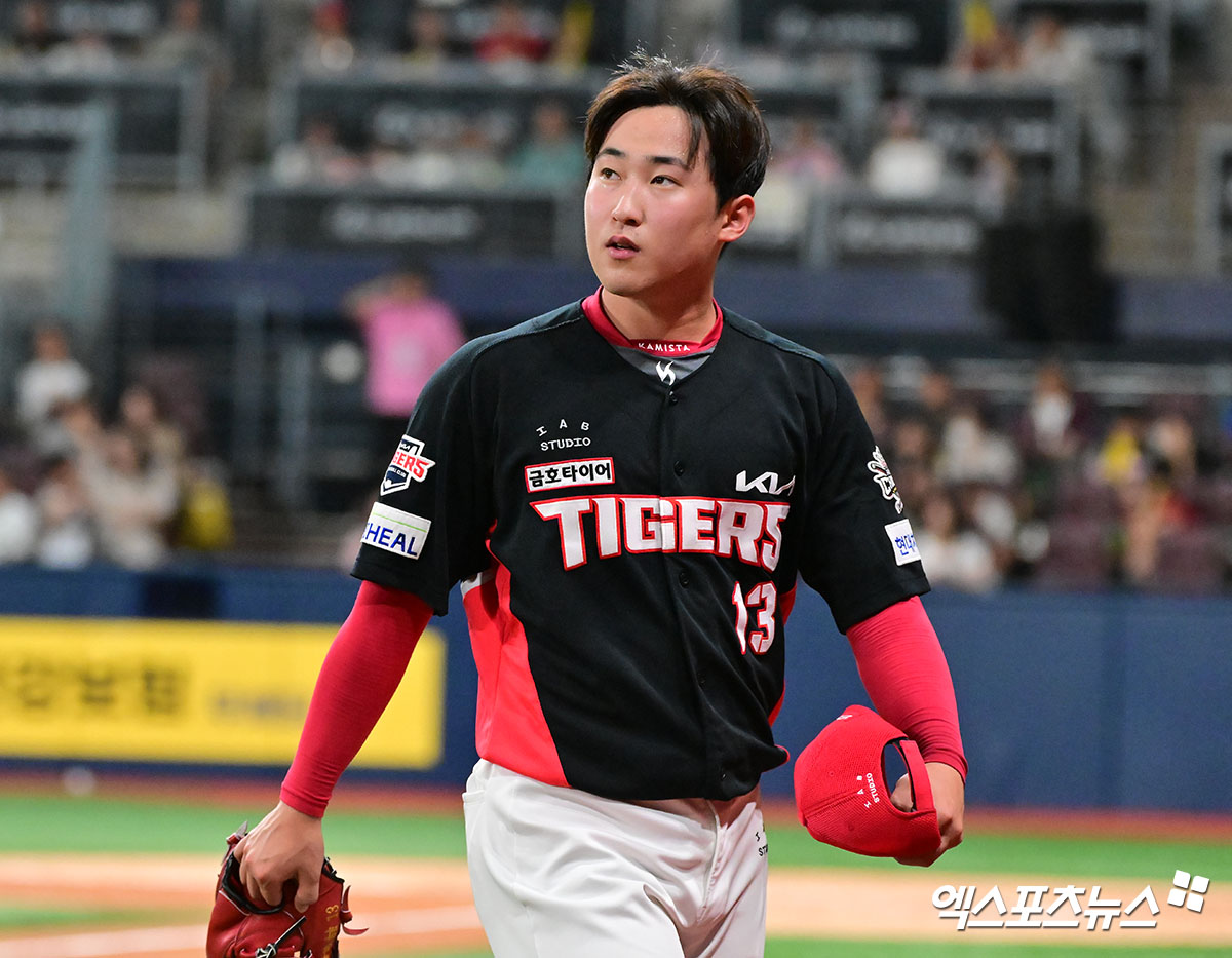 KIA 타이거즈 투수 윤영철이 팔꿈치 불편함 지속으로 올스타전 불참이 확정된 팀 동료 아담 올러 대신 감독추천 선수로 데뷔 첫 올스타전 마운드에 오를 전망이다. 엑스포츠뉴스 DB