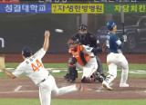 초구부터 '등짝 맞히는' 사구→볼넷볼넷볼넷, 김서현 이런 적 없었는데...하마터면 허무하게 질 뻔했다 [대전 현장]