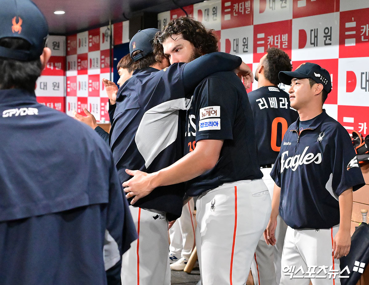4일 오후 서울 구로구 고척스카이돔에서 열린 '2025 신한 SOL Bank KBO리그' 한화 이글스와 키움 히어로즈의 경기, 7회말 투구를 마친 한화 폰세가 류현진과 포옹을 하고 있다. 고척, 김한준 기자