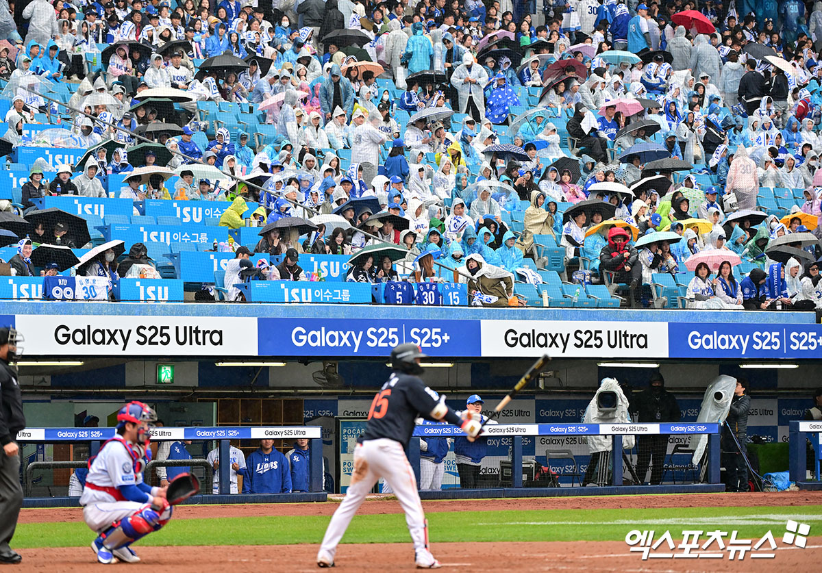 지난 4월 5일 오후 대구삼성라이온즈파크에서 열린 2025 신한 SOL Bank KBO리그 한화 이글스와 삼성 라이온즈의 경기, 5회초 비가 내리는 가운데 관중들이 우산을 쓰고 경기를 관람하고 있다. 엑스포츠뉴스 DB