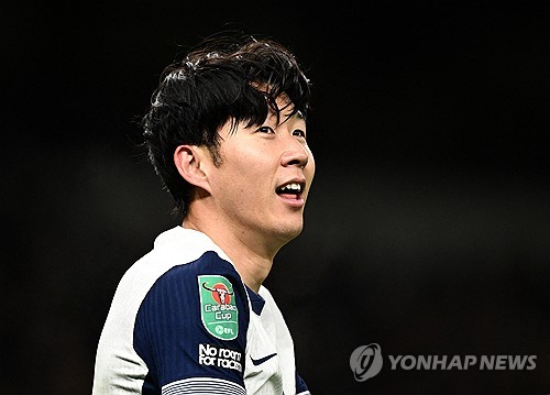 영국 매체 '풋볼런던'은 5일 '손흥민에게 미국 메이저리그사커(MLS)에서 영입을 노리는 관심을 보인 것이 한 달 전이고 위고 요리스처럼, 그는 결국 토트넘에서 시즌을 시작한 후 미국에서 새 시즌을 앞두고 1월에 이적할 수 있다. 또 그는 2019년 유럽축구연맹(UEFA) 챔피언스리그에서의 아픔 이후 이 대회에 다시 출전하기를 원할 것'이라며 손흥민과 토트넘 새 사령탑인 토마스 프랑크가 조만간 만나 대화할 것이라고 알렸다. 연합뉴스