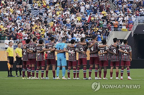 플루미넨시가 5일(한국시간) 미국 플로리다주 올랜도에 있는 캠핑 월드 스타디움에서 열린 알힐랄(사우디아라비아)과의 2025 국제축구연맹(FIFA) 클럽월드컵 8강전에서 2-1로 승리하며 준결승에 진출했다. 플루미넨시는 지난 2023년 32개 클럽 체제 개편 이전 클럽월드컵에서 맨체스터 시티(잉글랜드)에 이어 준우승을 차지한 뒤, 다시 결승 진출의 기회를 얻었다. 반면 알힐랄은 아시아의 유일한 생존팀으로 4강 진출에 도전했지만, 브라질 명문 팀의 벽에 막히며 아쉽게 도전을 마무리했다. 연합뉴스