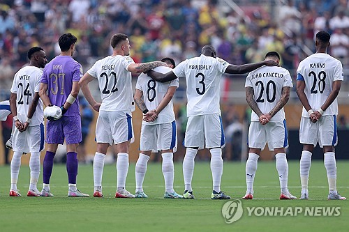 플루미넨시가 5일(한국시간) 미국 플로리다주 올랜도에 있는 캠핑 월드 스타디움에서 열린 알힐랄(사우디아라비아)과의 2025 국제축구연맹(FIFA) 클럽월드컵 8강전에서 2-1로 승리하며 준결승에 진출했다. 플루미넨시는 지난 2023년 32개 클럽 체제 개편 이전 클럽월드컵에서 맨체스터 시티(잉글랜드)에 이어 준우승을 차지한 뒤, 다시 결승 진출의 기회를 얻었다. 반면 알힐랄은 아시아의 유일한 생존팀으로 4강 진출에 도전했지만, 브라질 명문 팀의 벽에 막히며 아쉽게 도전을 마무리했다. 연합뉴스
