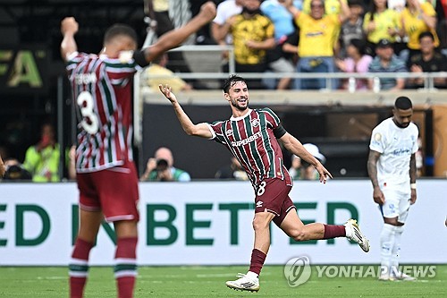 플루미넨시가 5일(한국시간) 미국 플로리다주 올랜도에 있는 캠핑 월드 스타디움에서 열린 알힐랄(사우디아라비아)과의 2025 국제축구연맹(FIFA) 클럽월드컵 8강전에서 2-1로 승리하며 준결승에 진출했다. 플루미넨시는 지난 2023년 32개 클럽 체제 개편 이전 클럽월드컵에서 맨체스터 시티(잉글랜드)에 이어 준우승을 차지한 뒤, 다시 결승 진출의 기회를 얻었다. 반면 알힐랄은 아시아의 유일한 생존팀으로 4강 진출에 도전했지만, 브라질 명문 팀의 벽에 막히며 아쉽게 도전을 마무리했다. 연합뉴스