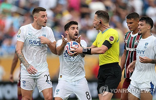 플루미넨시가 5일(한국시간) 미국 플로리다주 올랜도에 있는 캠핑 월드 스타디움에서 열린 알힐랄(사우디아라비아)과의 2025 국제축구연맹(FIFA) 클럽월드컵 8강전에서 2-1로 승리하며 준결승에 진출했다. 플루미넨시는 지난 2023년 32개 클럽 체제 개편 이전 클럽월드컵에서 맨체스터 시티(잉글랜드)에 이어 준우승을 차지한 뒤, 다시 결승 진출의 기회를 얻었다. 반면 알힐랄은 아시아의 유일한 생존팀으로 4강 진출에 도전했지만, 브라질 명문 팀의 벽에 막히며 아쉽게 도전을 마무리했다. 연합뉴스