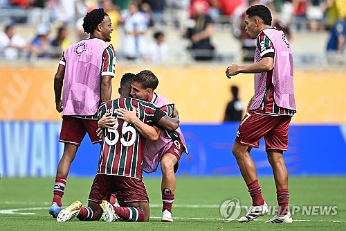 플루미넨시가 5일(한국시간) 미국 플로리다주 올랜도에 있는 캠핑 월드 스타디움에서 열린 알힐랄(사우디아라비아)과의 2025 국제축구연맹(FIFA) 클럽월드컵 8강전에서 2-1로 승리하며 준결승에 진출했다. 플루미넨시는 지난 2023년 32개 클럽 체제 개편 이전 클럽월드컵에서 맨체스터 시티(잉글랜드)에 이어 준우승을 차지한 뒤, 다시 결승 진출의 기회를 얻었다. 반면 알힐랄은 아시아의 유일한 생존팀으로 4강 진출에 도전했지만, 브라질 명문 팀의 벽에 막히며 아쉽게 도전을 마무리했다. 연합뉴스
