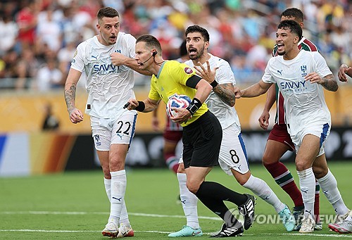 플루미넨시가 5일(한국시간) 미국 플로리다주 올랜도에 있는 캠핑 월드 스타디움에서 열린 알힐랄(사우디아라비아)과의 2025 국제축구연맹(FIFA) 클럽월드컵 8강전에서 2-1로 승리하며 준결승에 진출했다. 플루미넨시는 지난 2023년 32개 클럽 체제 개편 이전 클럽월드컵에서 맨체스터 시티(잉글랜드)에 이어 준우승을 차지한 뒤, 다시 결승 진출의 기회를 얻었다. 반면 알힐랄은 아시아의 유일한 생존팀으로 4강 진출에 도전했지만, 브라질 명문 팀의 벽에 막히며 아쉽게 도전을 마무리했다. 연합뉴스