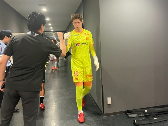 일본 매체 '스포니치'가 지난 4일 동아시안컵에 출전하는 일본 축구 국가대표팀에 19세 골키퍼 피사노 알렉산드르 코후유 호리오가 발탁돼 A매치 데뷔를 노린다고 보도했다.   일본축구협회는 지난 3일 공식 홈페이지를 통해 다가오는 동아시안컵에 출전할 모리야스 하지메 감독이 이끄는 일본 축구 국가대표팀 26인 명단을 발표했다. 나고야