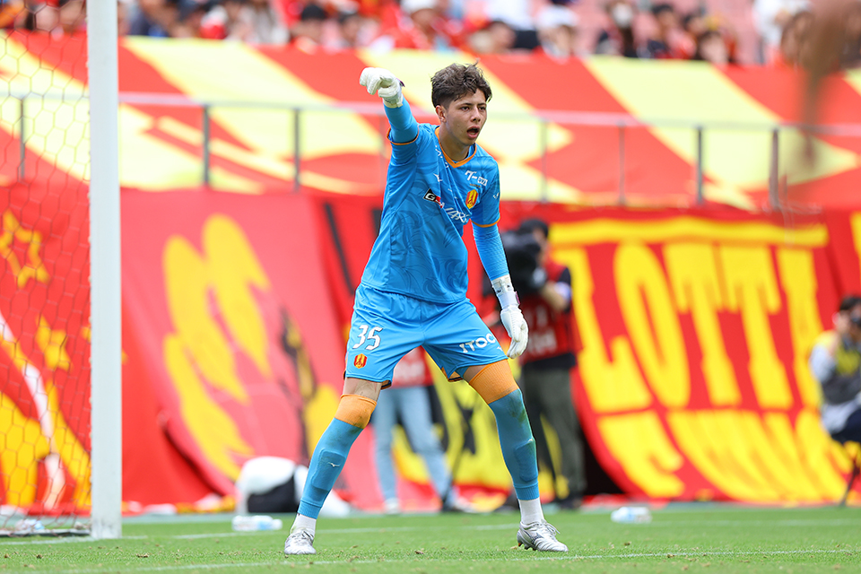 일본 매체 '스포니치'가 지난 4일 동아시안컵에 출전하는 일본 축구 국가대표팀에 19세 골키퍼 피사노 알렉산드르 코후유 호리오가 발탁돼 A매치 데뷔를 노린다고 보도했다.   일본축구협회는 지난 3일 공식 홈페이지를 통해 다가오는 동아시안컵에 출전할 모리야스 하지메 감독이 이끄는 일본 축구 국가대표팀 26인 명단을 발표했다. 나고야