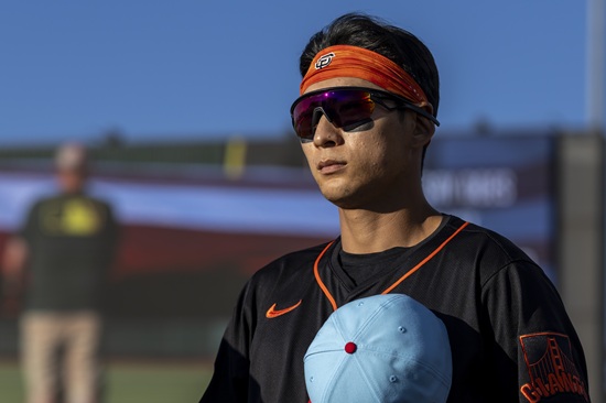 샌프란시스코 자이언츠 외야수 이정후는 5일(한국시간) 미국 캘리포니아주 새크라멘토 서터 헬스 파크에서 열리는 2025 메이저리그(MLB) 애슬레틱스와 원정 경기에 5번 타자 중견수로 선발 출전해 4타수 무안타 1삼진을 기록했다. 이정후의 시즌 타율은 0.247에서 0.244로 추락했다. 그나마 9회 마지막 타석에서 전력 질주로 상대 실책 득점을 유도한 점이 위안거리였다. 샌프란시스코는 2-11로 대패하면서 2연승 행진을 멈췄다. 시즌 47승42패로 내셔널리그 서부지구 3위 자리를 유지했다. 연합뉴스