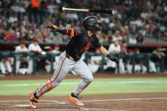 샌프란시스코 자이언츠 외야수 이정후는 5일(한국시간) 미국 캘리포니아주 새크라멘토 서터 헬스 파크에서 열리는 2025 메이저리그(MLB) 애슬레틱스와 원정 경기에 5번 타자 중견수로 선발 출전해 4타수 무안타 1삼진을 기록했다. 이정후의 시즌 타율은 0.247에서 0.244로 추락했다. 그나마 9회 마지막 타석에서 전력 질주로 상대 실책 득점을 유도한 점이 위안거리였다. 샌프란시스코는 2-11로 대패하면서 2연승 행진을 멈췄다. 시즌 47승42패로 내셔널리그 서부지구 3위 자리를 유지했다. 연합뉴스