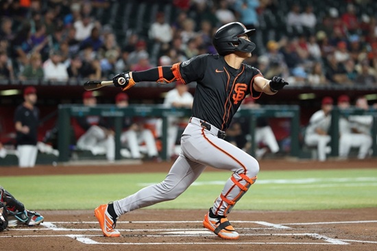 샌프란시스코 자이언츠 외야수 이정후는 5일(한국시간) 미국 캘리포니아주 새크라멘토 서터 헬스 파크에서 열리는 2025 메이저리그(MLB) 애슬레틱스와 원정 경기에 5번 타자 중견수로 선발 출전해 4타수 무안타 1삼진을 기록했다. 이정후의 시즌 타율은 0.247에서 0.244로 추락했다. 그나마 9회 마지막 타석에서 전력 질주로 상대 실책 득점을 유도한 점이 위안거리였다. 샌프란시스코는 2-11로 대패하면서 2연승 행진을 멈췄다. 시즌 47승42패로 내셔널리그 서부지구 3위 자리를 유지했다. 연합뉴스