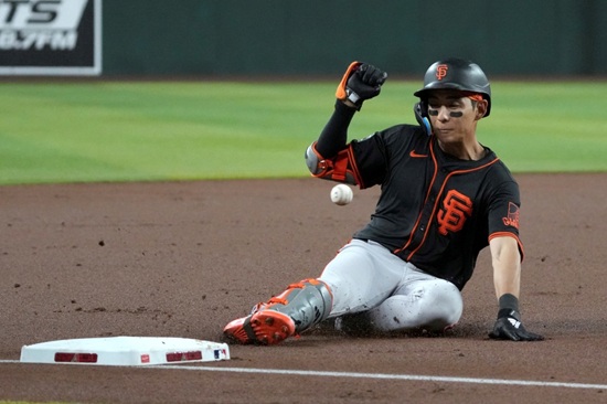 샌프란시스코 자이언츠 외야수 이정후는 5일(한국시간) 미국 캘리포니아주 새크라멘토 서터 헬스 파크에서 열리는 2025 메이저리그(MLB) 애슬레틱스와 원정 경기에 5번 타자 중견수로 선발 출전해 4타수 무안타 1삼진을 기록했다. 이정후의 시즌 타율은 0.247에서 0.244로 추락했다. 그나마 9회 마지막 타석에서 전력 질주로 상대 실책 득점을 유도한 점이 위안거리였다. 샌프란시스코는 2-11로 대패하면서 2연승 행진을 멈췄다. 시즌 47승42패로 내셔널리그 서부지구 3위 자리를 유지했다. 연합뉴스