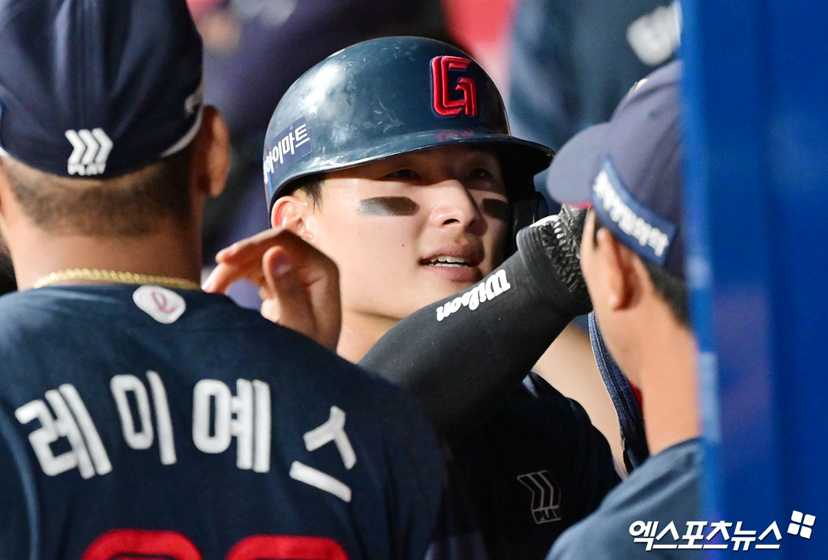 30일 오후 서울 구로구 고척스카이돔에서 열린 '2025 신한 SOL Bank KBO리그' 롯데 자이언츠와 키움 히어로즈의 경기, 7회초 1사 1,3루 롯데 윤동희가 유강남의 1타점 희생플라이 타구때 태그업을 시도하여 득점에 성공하고 있다. 엑스포츠뉴스 DB