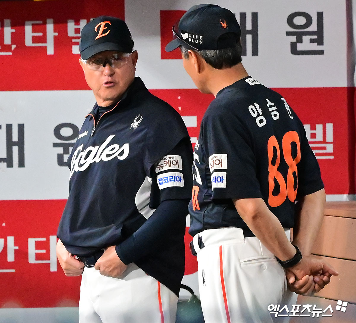 김경문(왼쪽) 감독이 이끄는 한화 이글스가 5일 서울 고척스카이돔에서 열린 2025 신한 SOL Bank KBO리그 키움 히어로즈와의 팀 간 9차전에서 승리, 2연승과 함께 주말 3연전 위닝 시리즈를 확보했다. 사진 김한준 기자