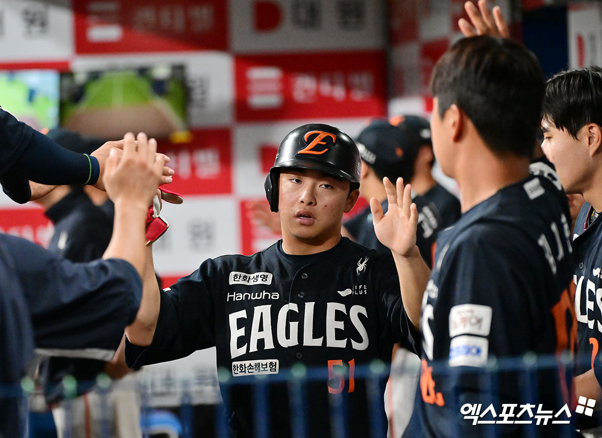 한화 이글스 외야수 문현빈이 5일 서울 고척스카이돔에서 열린 2025 신한 SOL Bank KBO리그 키움 히어로즈와의 팀 간 9차전에서 4안타를 기록, 팀 승리를 이끌었다. 사진 김한준 기자