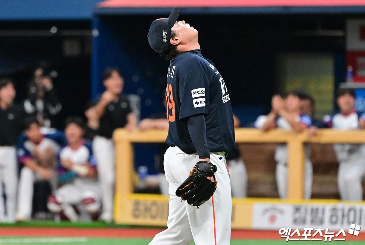 한화 이글스 투수 류현진이 5일 서울 고척스카이돔에서 열린 2025 신한 SOL Bank KBO리그 키움 히어로즈와의 팀 간 9차전에서 5회말 실점 후 아쉬워 하고 있다. 사진 김한준 기자