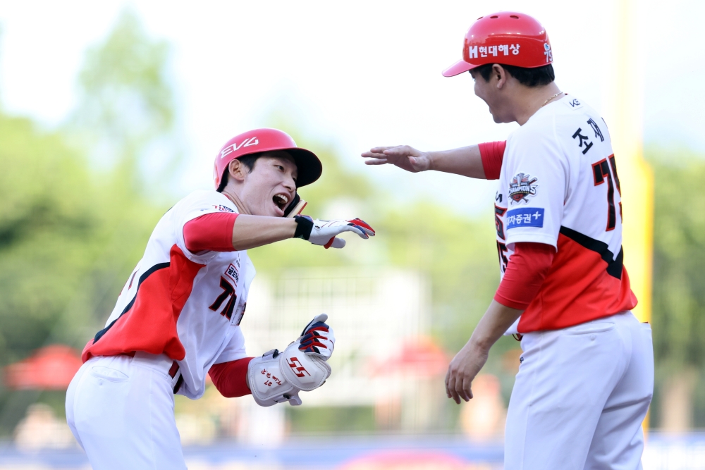 5일 오후 광주-KIA챔피언스필드에서 열린 '2025 신한 SOL Bank KBO리그' 롯데 자이언츠와 KIA 타이거즈의 경기, KIA가 13:0으로 승리하면서 4위에서 단독 2위로 올라섰다. 김호령은 홈런 2개를 포함해 5타수 3안타 5타점을 기록했다. KIA 타이거즈