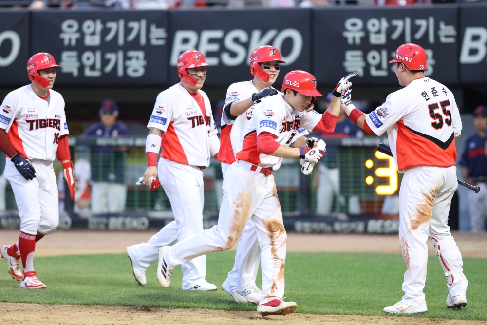 5일 오후 광주-KIA챔피언스필드에서 열린 '2025 신한 SOL Bank KBO리그' 롯데 자이언츠와 KIA 타이거즈의 경기, KIA가 13:0으로 승리하면서 4위에서 단독 2위로 올라섰다. 김호령은 홈런 2개를 포함해 5타수 3안타 5타점을 기록했다. KIA 타이거즈