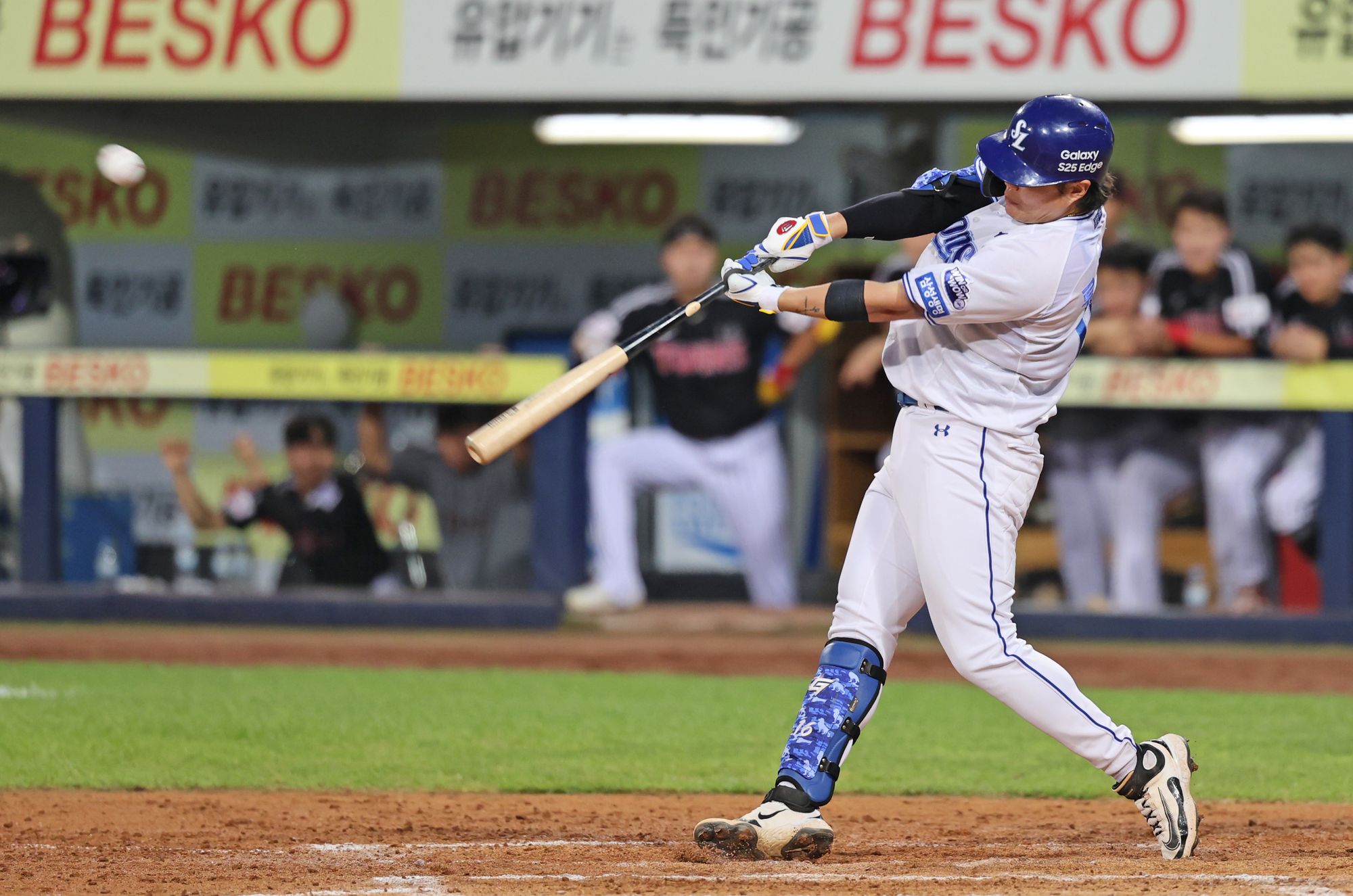 5일 대구 삼성라이온즈파크에서 열린 2025 신한 SOL Bank KBO리그 LG 트윈스와 삼성 라이온즈의 경기, 삼성 류지혁이 5회말 무사 만루 찬스에서 적시타를 때려내고 있다. 삼성 라이온즈 