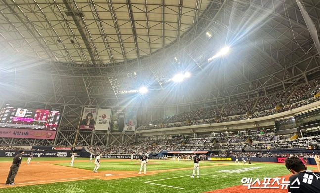 키움 히어로즈는 5일 서울 고척스카이돔에서 열린 2025 신한 SOL Bank KBO리그 한화 이글스와의 홈경기에서 시즌 18번째 1만6000석 전 좌석 매진을 기록, 8경기 연속 매진을 달성했다. 사진 김한준 기자