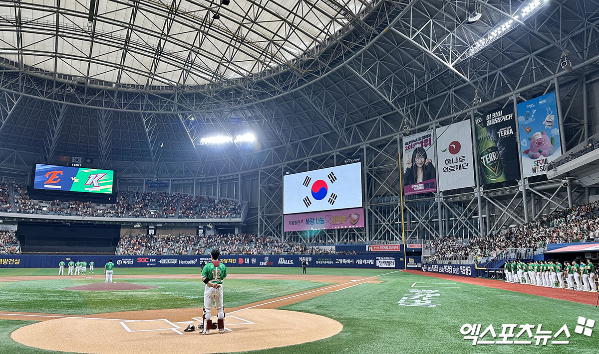 키움 히어로즈가 6일 서울 고척스카이돔에서 열린 2025 신한 SOL Bank KBO리그 한화 이글스와의 팀 간 10차전에서 1만 6000석 전 좌석 매진을 기록했다. 2008년 창단 이후 단일 시즌 최다인 19회 매진을 기록, 팀 역사를 새롭게 썼다. 사진 김한준 기자
