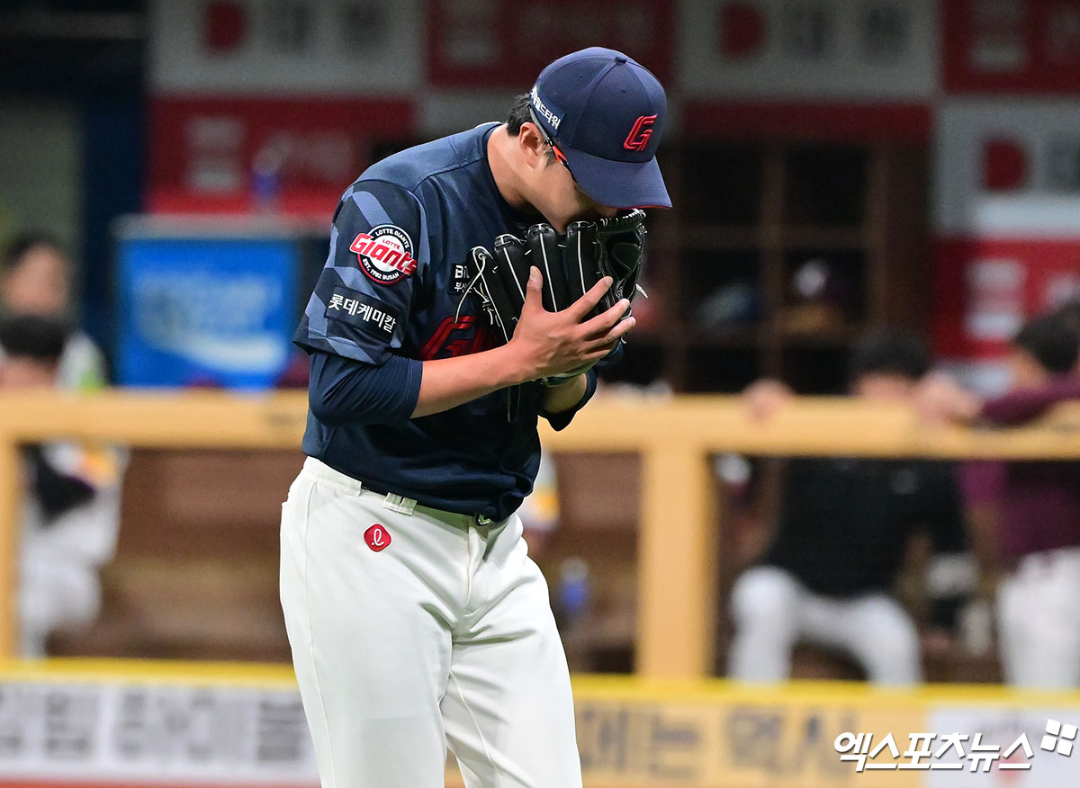 30일 오후 서울 구로구 고척스카이돔에서 열린 '2025 신한 SOL Bank KBO리그' 롯데 자이언츠와 키움 히어로즈의 경기, 5회말 수비를 마친 롯데 박세웅이 더그아웃으로 향하고 있다. 엑스포츠뉴스 DB