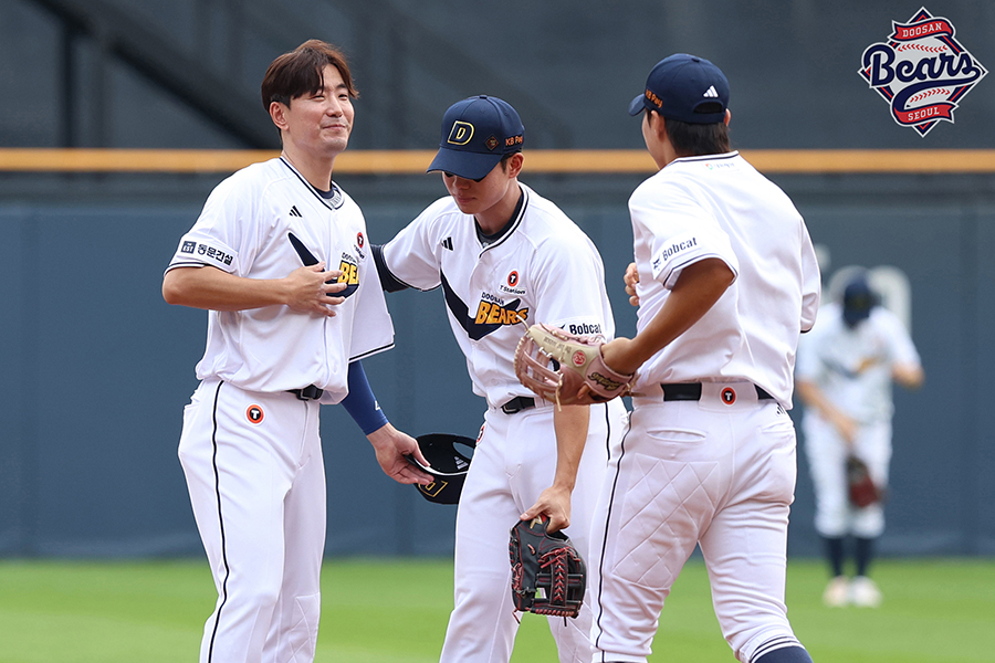 두산 베어스 김재호가 6일 서울 잠실야구장에서 열린 2025 신한 SOL 뱅크 KBO리그 KT 위즈전에 6번 타자 유격수로 선발 출전했다. 은퇴 경기 특별 엔트리로 출전한 김재호는 1회초 2아웃 뒤 자신의 등번호였던 52번을 단 박준순과 교체돼 경기를 마쳤다. 두산 베어스