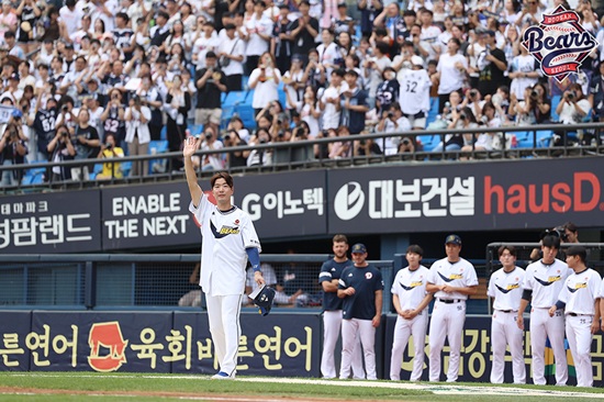 두산 베어스 김재호가 6일 서울 잠실야구장에서 열린 2025 신한 SOL 뱅크 KBO리그 KT 위즈전에 6번 타자 유격수로 선발 출전했다. 은퇴 경기 특별 엔트리로 출전한 김재호는 1회초 2아웃 뒤 자신의 등번호였던 52번을 단 박준순과 교체돼 경기를 마쳤다. 두산 베어스