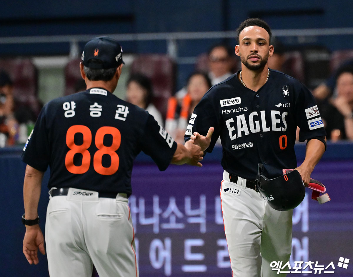 김경문 감독이 이끄는 한화 이글스가 6일 서울 고척스카이돔에서 열린 2025 신한 SOL Bank KBO리그 키움 히어로즈와의 팀 간 10차전에서 10-1로 승리, 3연승과 함께 전반기 1위를 확정했다. 대체 외국인 타자 루이스 리베라토가 홈런을 친 뒤 더그아웃에서 축하를 받고 있다.사진 김한준 기자