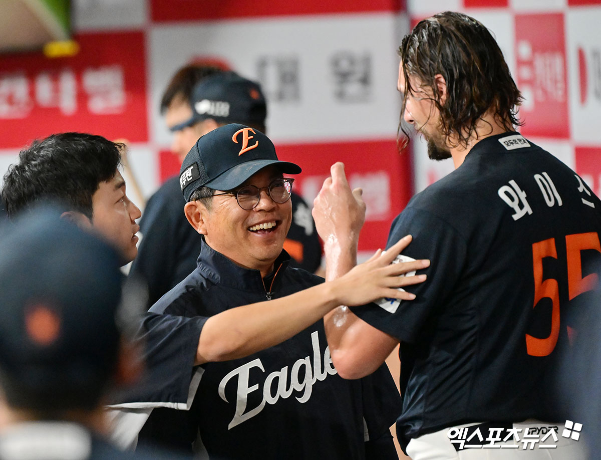 김경문 감독이 이끄는 한화 이글스가 6일 서울 고척스카이돔에서 열린 2025 신한 SOL Bank KBO리그 키움 히어로즈와의 팀 간 10차전에서 10-1로 승리, 3연승과 함께 전반기 1위를 확정했다. 외인 원투펀치 중 한 명인 라이언 와이스가 투구를 마친 뒤 양상문 투수코치의 격려를 받고 있다. 사진 김한준 기자