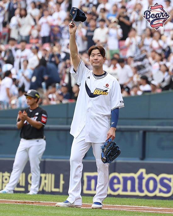 두산 베어스가 6일 서울 잠실야구장에서 2025 신한 SOL 뱅크 KBO리그 KT 위즈전을 치러 8대 7 대역전승을 거뒀다. 김재호의 은퇴 경기 및 은퇴식이 열린 날 함께 왕조 시절 주역이었던 양의지와 김재환의 활약 속에 거둔 승리라 더 뜻깊었다. 두산 베어스