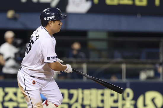 두산 베어스가 6일 서울 잠실야구장에서 2025 신한 SOL 뱅크 KBO리그 KT 위즈전을 치러 8대 7 대역전승을 거뒀다. 김재호의 은퇴 경기 및 은퇴식이 열린 날 함께 왕조 시절 주역이었던 양의지와 김재환의 활약 속에 거둔 승리라 더 뜻깊었다. 두산 베어스