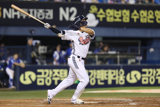 두산 베어스가 6일 서울 잠실야구장에서 2025 신한 SOL 뱅크 KBO리그 KT 위즈전을 치러 8대 7 대역전승을 거뒀다. 김재호의 은퇴 경기 및 은퇴식이 열린 날 함께 왕조 시절 주역이었던 양의지와 김재환의 활약 속에 거둔 승리라 더 뜻깊었다. 두산 베어스