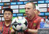 中 감독 "한국 2번 이겼어" 자신감 넘치더니…한국 와서 바짝 엎드렸다 "韓·日 상대로 많이 배우겠다" [현장 기자회견]