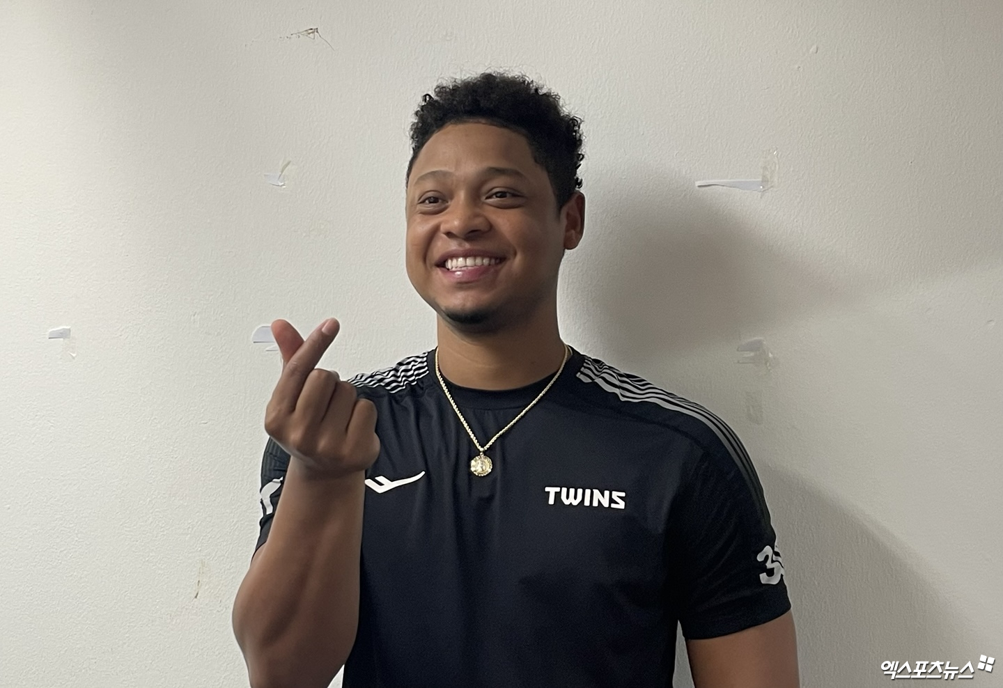 지난 6일 대구 삼성라이온즈파크에서 2025 신한 SOL Bank KBO리그 삼성 라이온즈와 원정경기에서 선발승을 따낸 LG 트윈스 엘리에이저 에르난데스가 경기 후 취재진과 인터뷰에 응하고 있다. 엑스포츠뉴스 대구, 김유민 기자