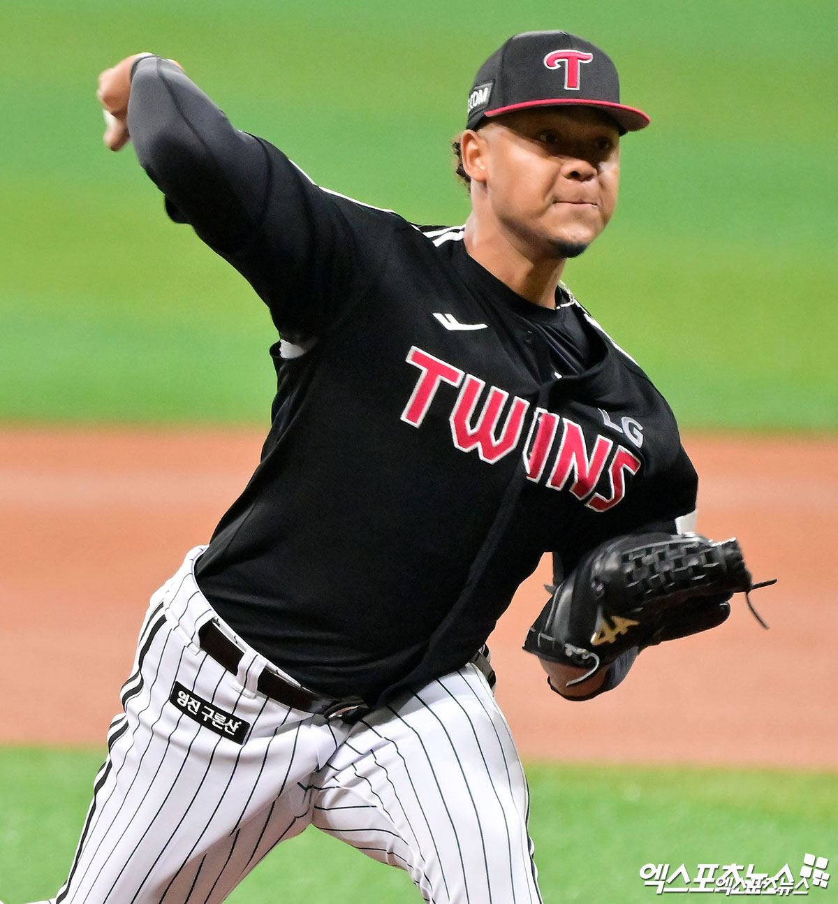 지난 4월 9일 오후 서울 구로구 고척스카이돔에서 열린 2025 신한 SOL Bank KBO리그 LG 트윈스와 키움 히어로즈의 경기, 1회말 LG 선발투수 에르난데스가 공을 힘차게 던지고 있다. 엑스포츠뉴스 DB