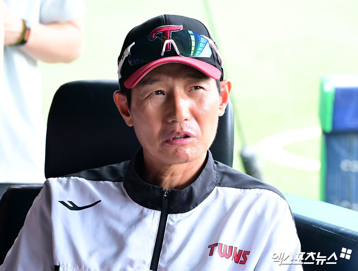 지난달 29일 오후 서울 송파구 잠실야구장에서 열린 2025 신한 SOL Bank KBO리그 KIA 타이거즈와 LG 트윈스의 경기, LG 염경엽 감독이 취재진과 대화를 나누고 있다. 엑스포츠뉴스 DB