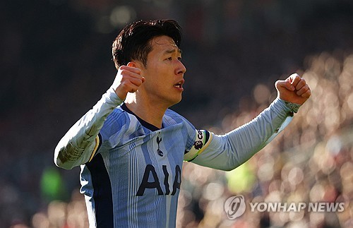 영국 매체 '더선'은 6일 손흥민이 새로운 도전에 준비가 되어있음에도 불구하고 미국 메이저리그사커(MLS)행을 거절할 거라고 보도했다. 매체는 '미국 LAFC가 손흥민을 놓칠 것으로 보인다. LAFC는 릴로 이적한 전 아스널, 첼시 스트라이커 올리비에 지루의 빅네임 대체자로 손흥민을 노렸다. 하지만 지금 미국으로의 이적은 이 단계에서 일어나지 않을 것이며 LAFC는 1월이나 다음 12개월까지 기다려야 할 것'이라고 했다. 연합뉴스
